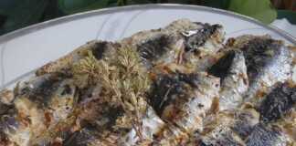 σαρδέλες στα κάρβουνα περιχυμένες με λαδολέμονο και πασπαλισμένες με ρίγανη.