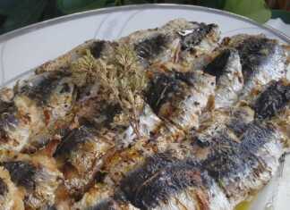 σαρδέλες στα κάρβουνα περιχυμένες με λαδολέμονο και πασπαλισμένες με ρίγανη.