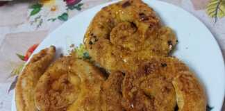 Παραδοσιακά μυζηθροπιτάκια με ξινομυζήθρα και μέλι, ετοιμασμένα για σερβίρισμα.