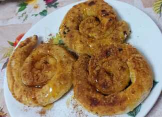 Παραδοσιακά μυζηθροπιτάκια με ξινομυζήθρα και μέλι, ετοιμασμένα για σερβίρισμα.