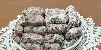 Ωμές σεφταλιές τυλιγμένες με την χαρακτηριστική λεπτή μεμβράνη (πάνα) έτοιμες για ψήσιμο.