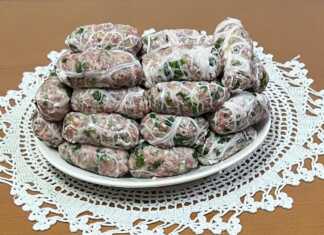 Ωμές σεφταλιές τυλιγμένες με την χαρακτηριστική λεπτή μεμβράνη (πάνα) έτοιμες για ψήσιμο.