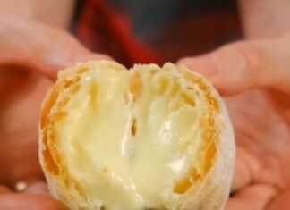 Σφολιατίνια Ναπολέων γεμισμένα με κρέμα και πασπαλισμένα με άχνη ζάχαρη σε ένα πιάτο.