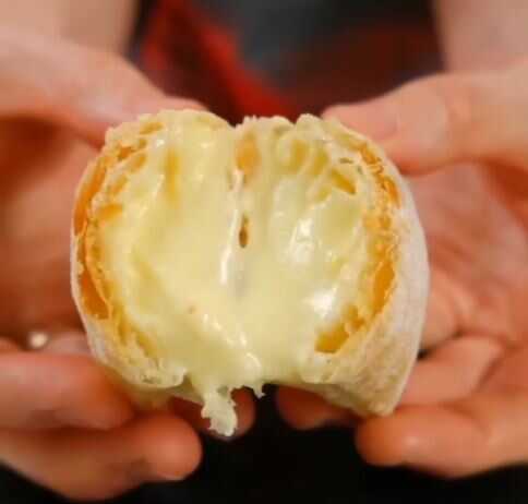 Σφολιατίνια Ναπολέων γεμισμένα με κρέμα και πασπαλισμένα με άχνη ζάχαρη σε ένα πιάτο.