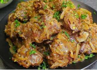 Ένα πιάτο με κομμάτια τηγανισμένου συκωτιού κοτόπουλου ανακατεμένα με σοταρισμένα κρεμμύδια σε ελαφριά σάλτσα.