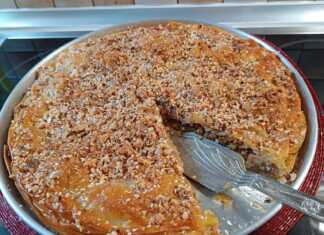 Τάρτα μπακλαβάς μόλις σιροπιάστηκε, με εμφανείς τις χαραγμένες μερίδες και πασπαλισμένους ξηρούς καρπούς.