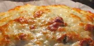 Ένα λαχταριστό σκορδόψωμο με χρυσαφένια κρούστα, αλειμμένο με σάλτσα σκόρδου και λιωμένο τυρί.