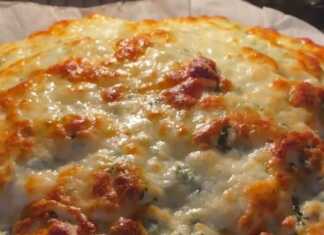 Ζεστό και αφράτο σπιτικό σκορδόψωμο με λιωμένο τυρί τσένταρ και ψιλοκομμένο μαϊντανό μόλις βγήκε από τον φούρνο