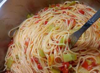 Ένα πιάτο με σκορδομακάρονα "μπλουμ" με ζουμερή σάλτσα ντομάτας και κομματάκια πιπεριάς.