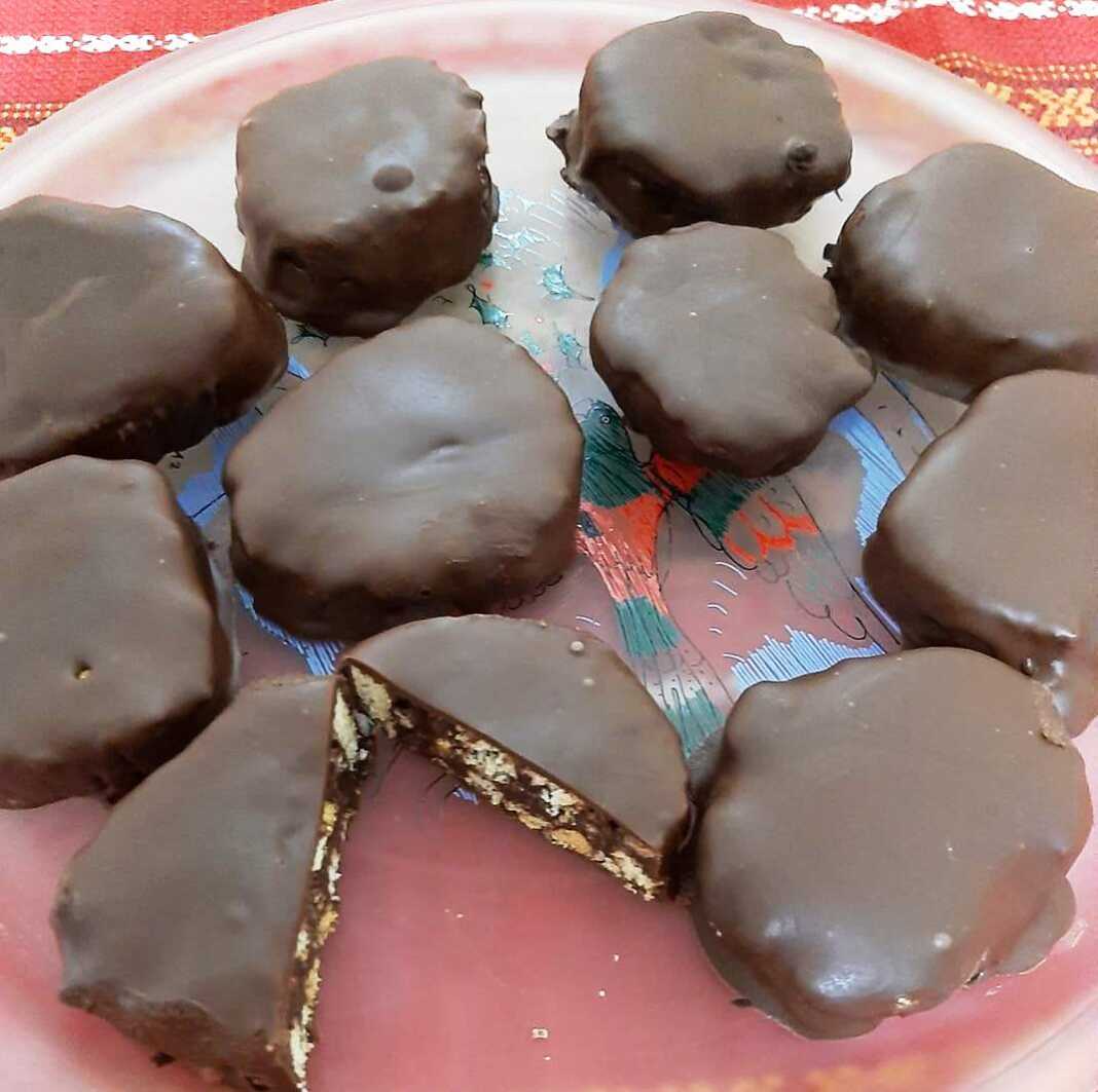 Σπιτικά σοκολατάκια κέρασμα με επικάλυψη λαχταριστής λιωμένης κουβερτούρας.