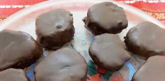 Σπιτικά σοκολατάκια κέρασμα με επικάλυψη λαχταριστής λιωμένης κουβερτούρας.