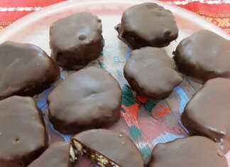 Σπιτικά σοκολατάκια κέρασμα με επικάλυψη λαχταριστής λιωμένης κουβερτούρας.