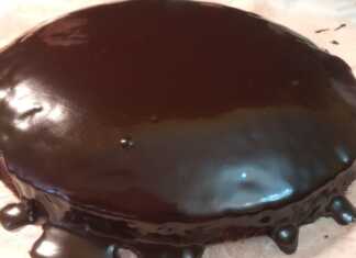 Μια λαχταριστή σοκολατόπιτα σε ένα ταψί, καλυμμένη με γυαλιστερό γλάσο σοκολάτας.