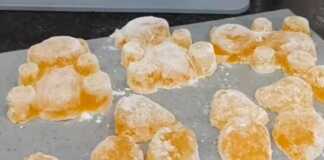 Σπιτικά Ζελεδάκια Πορτοκάλι: Γλυκιά απόλαυση για μικρούς και μεγάλους! Ένα μπολ γεμάτο σπιτικά ζελεδάκια πορτοκάλι σε διάφορα σχήματα.