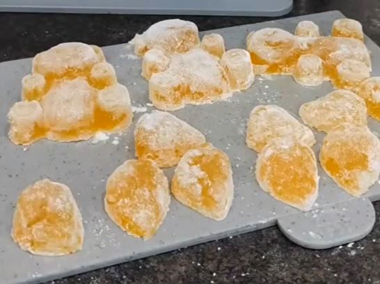 spitika zeledakia Ένα μπολ γεμάτο σπιτικά ζελεδάκια πορτοκάλι σε διάφορα σχήματα.