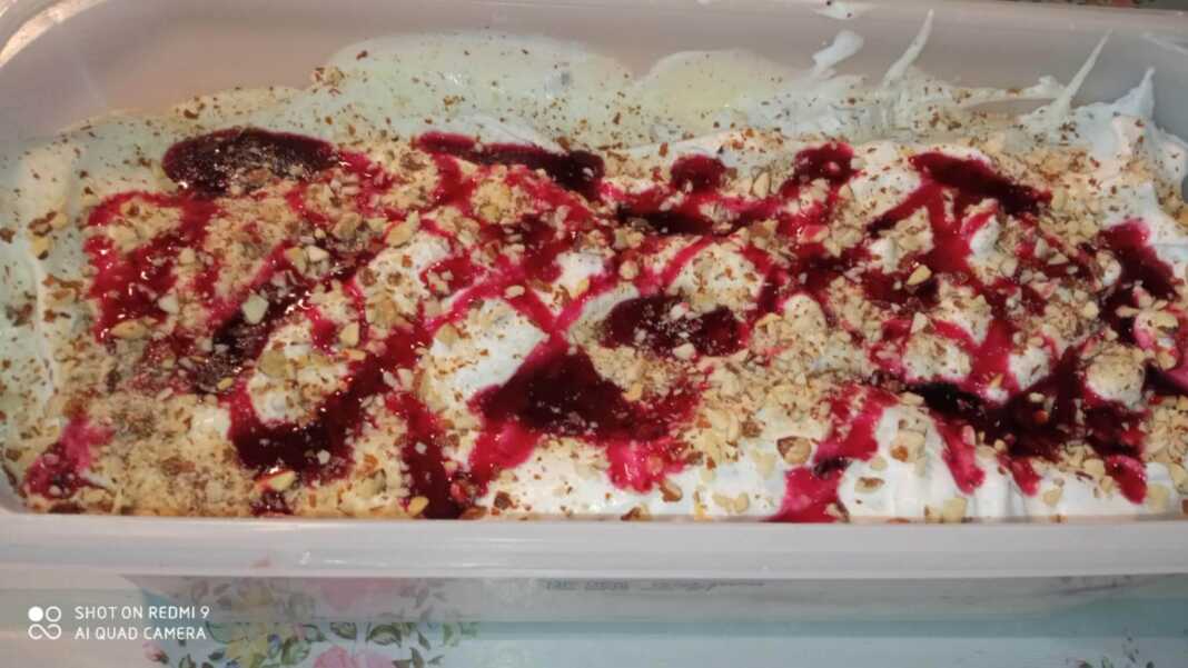 spitiki krema fitiki Σπιτικό παγωτό σε μεγάλο μπολ με κομμάτια σοκολάτας, ξηρούς καρπούς και σιρόπι βύσσινο.