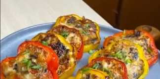 Χρωματιστά δαχτυλίδια πιπεριάς γεμιστά με μείγμα κοτόπουλου και λαχανικών σε ένα τηγάνι.