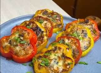 Χρωματιστά δαχτυλίδια πιπεριάς γεμιστά με μείγμα κοτόπουλου και λαχανικών σε ένα τηγάνι.