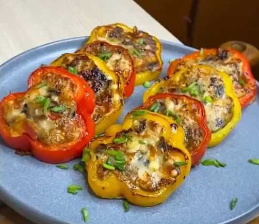 Χρωματιστά δαχτυλίδια πιπεριάς γεμιστά με μείγμα κοτόπουλου και λαχανικών σε ένα τηγάνι.