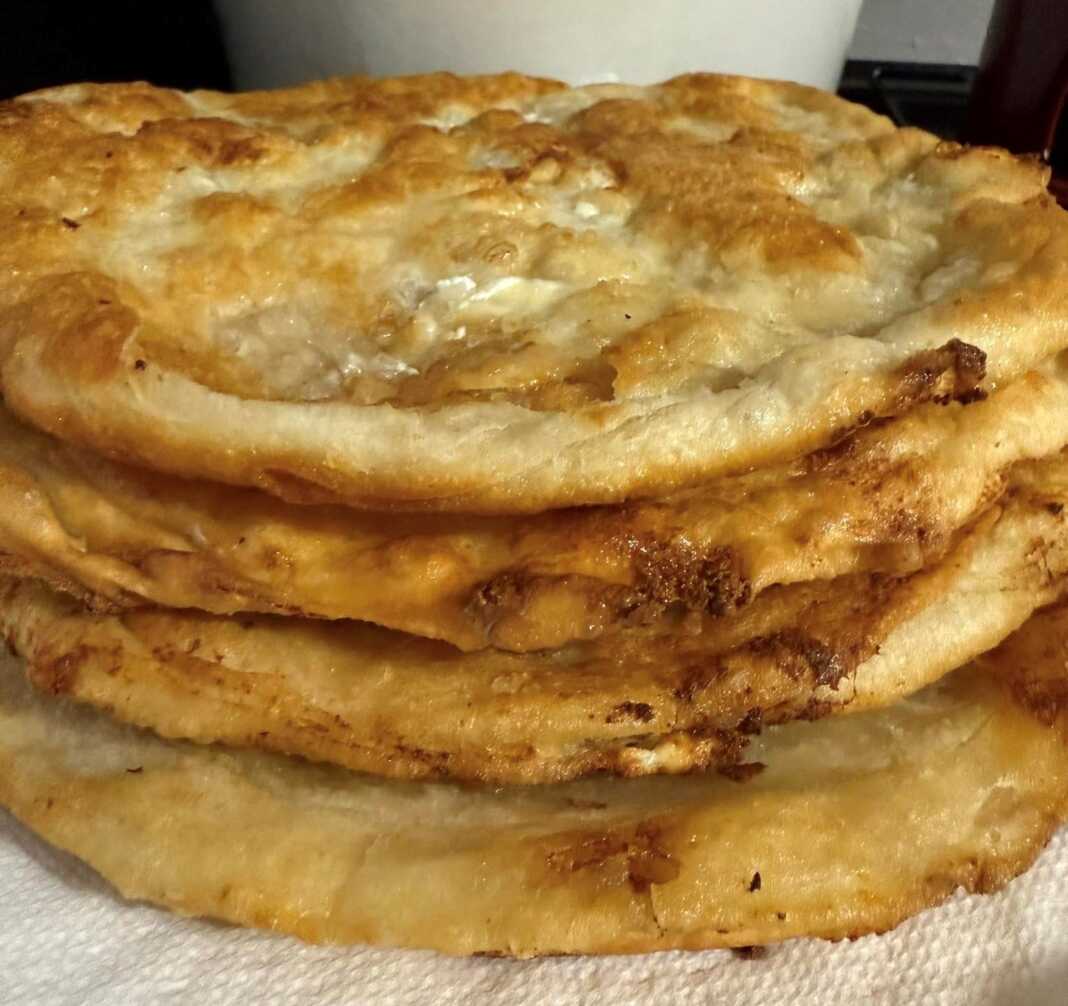 tiganites mamas Τηγανίτες με τυρί που τηγανίζονται σε ένα τηγάνι.