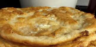 Τηγανίτες με τυρί που τηγανίζονται σε ένα τηγάνι.