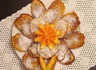 Τηγανίτες πορτοκάλι Στοίβα από χρυσαφένιες τηγανίτες πορτοκάλι, γαρνιρισμένες με φέτες πορτοκαλιού ή σιρόπι.