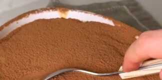 Τιραμισού Εύκολα: Η απόλυτη ιταλική απόλαυση στο σπίτι! Ένα ταψί τιραμισού πασπαλισμένο με κακάο.