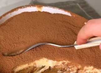 Ένα ταψί τιραμισού πασπαλισμένο με κακάο.