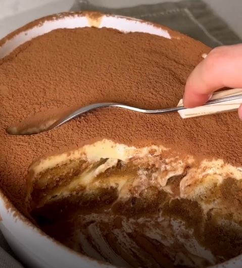 tiramisou efkola Ένα ταψί τιραμισού πασπαλισμένο με κακάο.