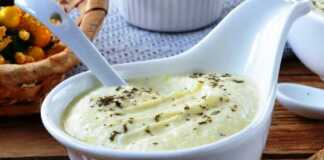 Ένα μπολ με λείο, σπιτικό τυρί κρέμα πασπαλισμένο με άνηθο.