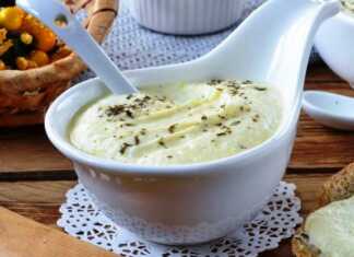 Ένα μπολ με λείο, σπιτικό τυρί κρέμα πασπαλισμένο με άνηθο.