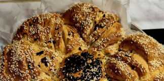 Μία όμορφη, πλεγμένη τυροκουλούρα με χρυσαφένια κρούστα, πασπαλισμένο με σουσάμι.