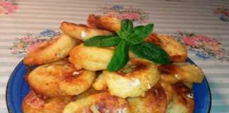 Τηγανισμένοι τυρολουκουμάδες σε ένα πιάτο, με ωραίο χρυσαφί χρώμα.