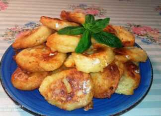 Τηγανισμένοι τυρολουκουμάδες σε ένα πιάτο, με ωραίο χρυσαφί χρώμα.