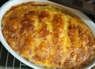 Φωτογραφία με μια χρυσαφένια, ψημένη τυρόπιτα σε ταψί.