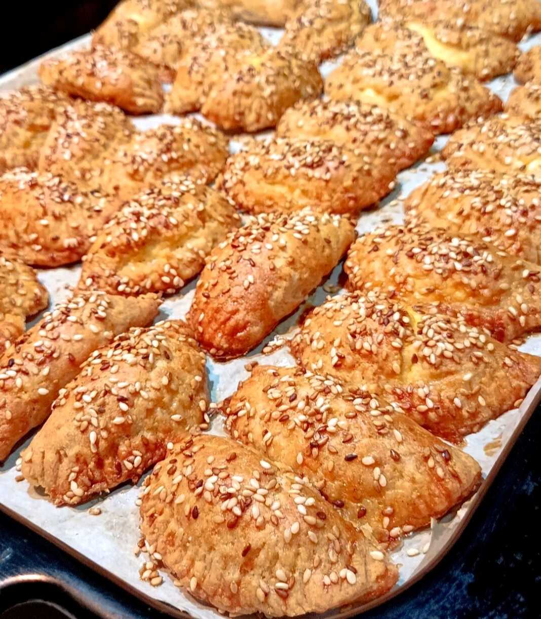 tiropitakia mamas Σπιτικά τυροπιτάκια κουρού μόλις βγήκαν από τον φούρνο, με χρυσαφένια και τραγανή κρούστα.