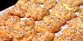 Σπιτικά τυροπιτάκια κουρού μόλις βγήκαν από τον φούρνο, με χρυσαφένια και τραγανή κρούστα.