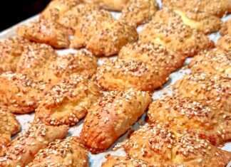 Τυροπιτάκια Κουρού (Εύκολα & Τραγανά – Συνταγή Μαμάς) Σπιτικά τυροπιτάκια κουρού μόλις βγήκαν από τον φούρνο, με χρυσαφένια και τραγανή κρούστα.