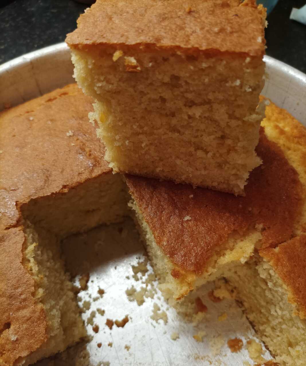 to pio mamadistiko keik Σπιτικό κέικ βανίλιας-πορτοκαλιού σε ταψί, με χρυσαφένιο χρώμα.