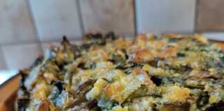 Σπανακόπιτα χωρίς φύλλο μόλις βγήκε από τον φούρνο, με χρυσαφένια κρούστα.