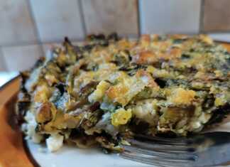 Σπανακόπιτα χωρίς φύλλο μόλις βγήκε από τον φούρνο, με χρυσαφένια κρούστα.