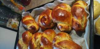 Φωτογραφία με φρεσκοψημένα, χρυσαφένια τσουρεκάκια σε ταψί.