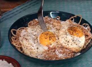 Φωτογραφία με μακαρόνια τσουχτή σερβιρισμένα με τριμμένη μυζήθρα και τηγανητά αυγά.