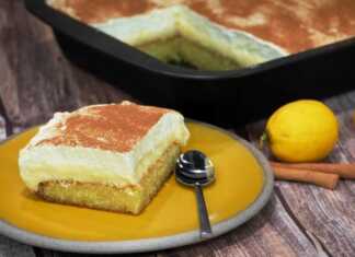 Ένα κομμάτι βυζαντινού γλυκού σιμιγδαλιού με μια στρώση κρέμας και πασπαλισμένη κανέλα.