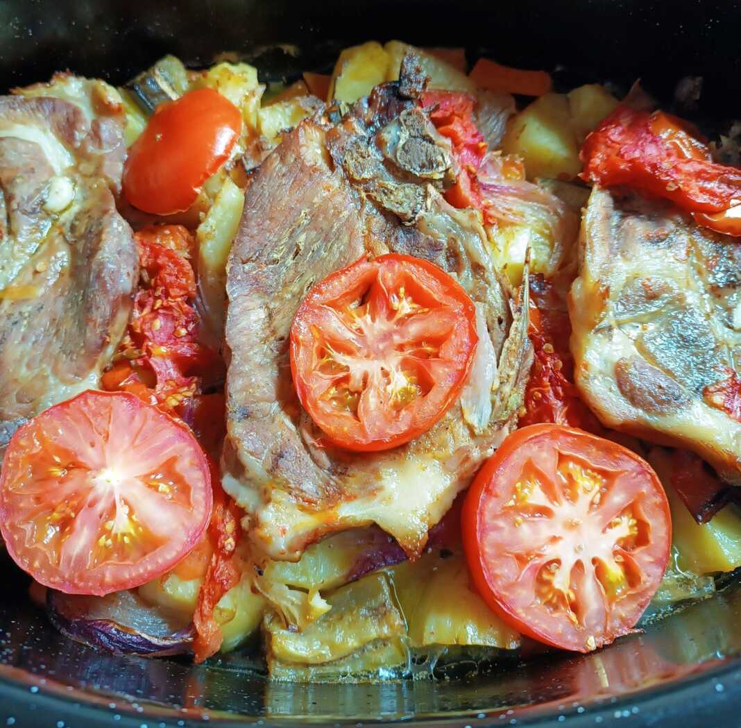 xoirinis mprizoles gastra Χοιρινές μπριζόλες στην γάστρα με πατάτες, καρότα και μελιτζάνες, έτοιμες για σερβίρισμα.