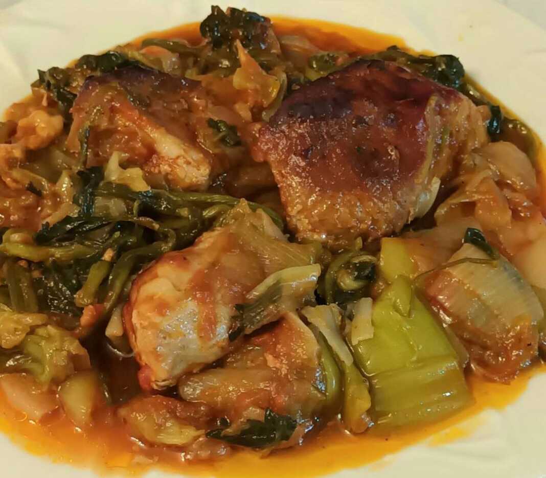 Πιάτο γεμάτο με μαγειρεμένο χοιρινό κρέας, πράσο και σέλινο, με αχνιστούς υδρατμούς να βγαίνουν.