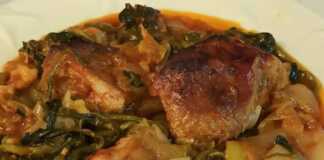 Πιάτο γεμάτο με μαγειρεμένο χοιρινό κρέας, πράσο και σέλινο, με αχνιστούς υδρατμούς να βγαίνουν.