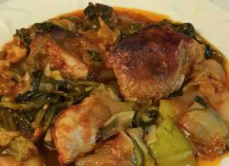 Πιάτο γεμάτο με μαγειρεμένο χοιρινό κρέας, πράσο και σέλινο, με αχνιστούς υδρατμούς να βγαίνουν.