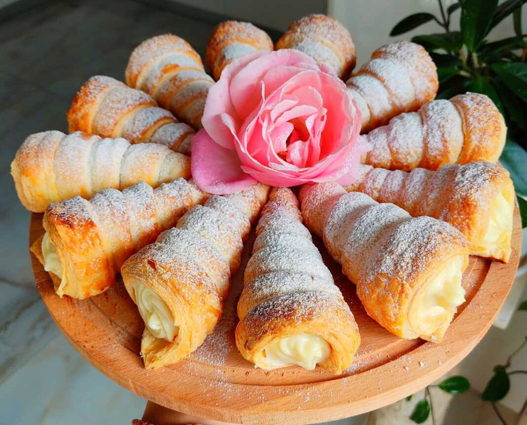 xonakia me krema Χρυσαφένια, ψημένα χωνάκια από σφολιάτα γεμισμένα με λευκή κρέμα.