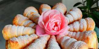 Χρυσαφένια, ψημένα χωνάκια από σφολιάτα γεμισμένα με λευκή κρέμα.